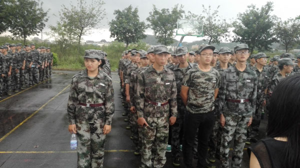 那日天气并不好，傍晚时分下起了倾盆大雨但你们依然屹立不倒同甘共苦！